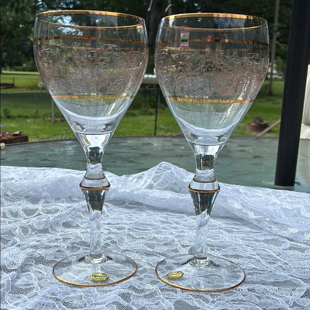 Gold and White Elegant Drinkware Set